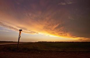 prateria nuvole temporalesche tramonto foto