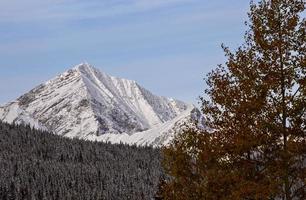 montagne rocciose autunno inverno foto