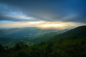 il sole del paesaggio sorge sulla collina di montagna con il cielo giallo e il sole che sorge al mattino foto