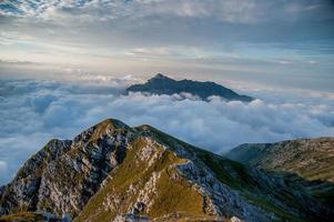 alba in montagna foto