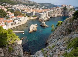 mura della fortezza di bokar e la parte vecchia di dubrovnik, croazia. foto