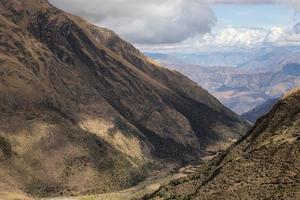 vista su una valle e ande vicino al lago humantay sul processo di salkantay, in perù. foto