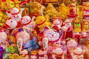 souvenir di gatti cinesi dorati nel negozio di souvenir a Bangkok in Thailandia. foto