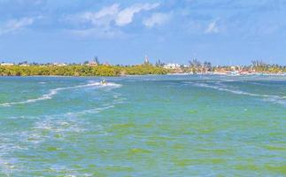 panorama panorama vista sulla bellissima isola di Holbox acqua turchese Messico. foto