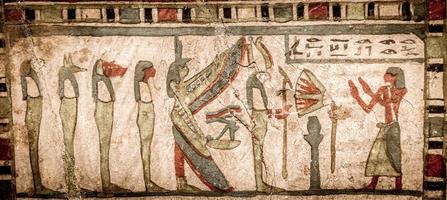 archeologia egizia. antico geroglifico, ca. 580 aC, con Iside ei quattro figli di Horus foto