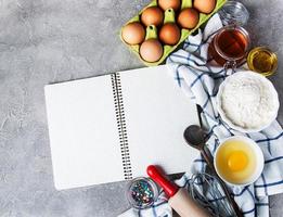 concetto di ricetta - taccuino e ingredienti foto