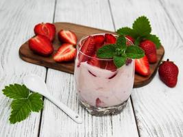 yogurt con fragole fresche foto