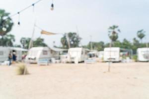 sfocatura astratta camper sulla spiaggia per lo sfondo foto