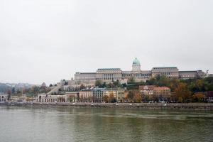 vista del palazzo reale nel castello di buda dal fiume danau foto