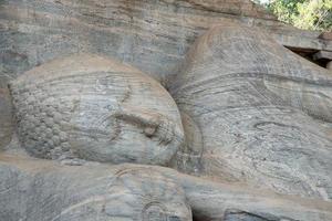 statua del buddha sdraiato gal vihara a polonnaruwa, patrimonio mondiale dell'unesco. Sri Lanka foto