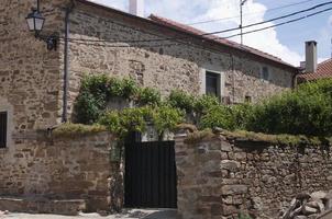 casa familiare tradizionale in un villaggio rurale di soria, spagna. foto