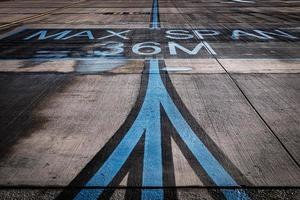 superficie della pista in cemento dell'aeroporto. foto