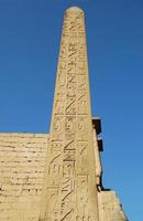 obelisco all'ingresso del tempio di luxor. Egitto foto
