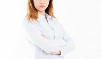 ritratto ritagliato donna d'affari moderna con le braccia incrociate isolate su sfondo bianco, ragazza in camicia, team building, copia spazio foto