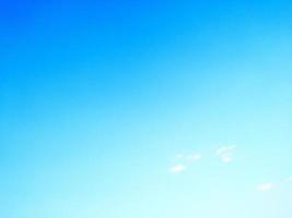 cielo blu con sfondo nuvola. messa a fuoco selettiva. copia spazio foto