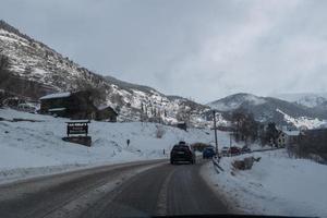 andorra, dicembre 2021 - traffico con molta neve sui pirenei. foto