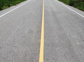 concetto di viaggio e trasporto, fotografia aerea di strade di campagna. foto