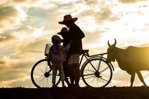 madre e figlia in campagna al tramonto foto