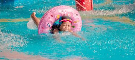 i bambini si divertono al parco acquatico. è una giornata soleggiata, perfetta per bagnarsi e giocare duro foto