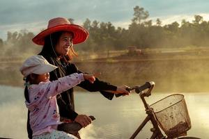 madre e figlia in campagna al tramonto foto