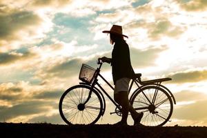 madre e figlia in campagna al tramonto foto