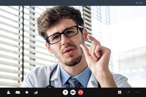 medico maschio che effettua una videochiamata parlando con il paziente, concetti di consulenza medica online foto