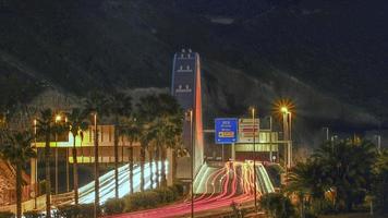 scia di luce sul ponte nella città di las palmas foto