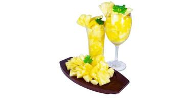 set di ananas servire, bevande e affettato foto