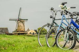 tre biciclette con mulino a vento foto
