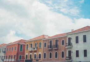 case popolari in stile europeo e cielo blu. foto