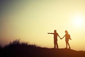 silhouette di coppia andare a viaggiare insieme. foto