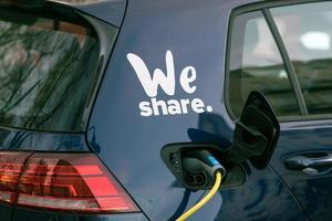 berlino, germania - 15 novembre 2020 - auto elettrica weshare in carica foto