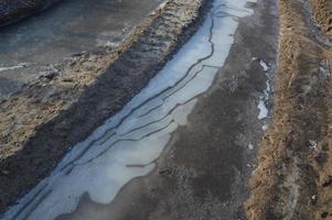 trama di ghiaccio sui modelli invernali a terra foto