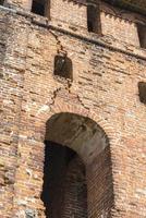 muro di mattoni distrutto con finestre. vecchio edificio abbandonato. foto