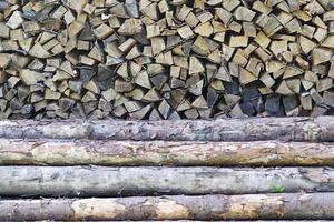 legno scheggiato, ceppi tagliati per la fornace invernale. foto