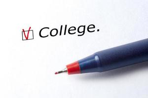 la parola college è stampata su sfondo bianco. foto