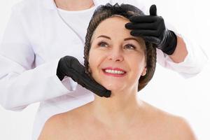 concetto di bellezza della donna di mezza età. bel viso di donna. concetto di donna ringiovanimento e lifting. procedure cosmetiche femminili per il ringiovanimento. foto