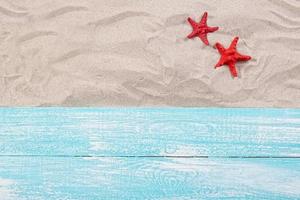 concetto di estate - stella marina rossa sulla vista dall'alto della sabbia foto