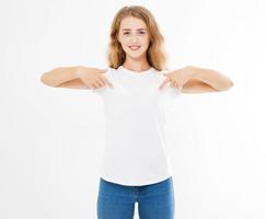 giovane donna attraente puntata sulla maglietta isolata su sfondo bianco, ragazza in maglietta, vuota foto