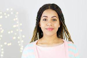 bella ragazza sorridente con i dreadlocks su sfondo bokeh sfocato casa foto