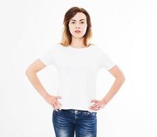 vista frontale donna sexy in maglietta isolata su sfondo bianco. mock up per il design. copia spazio. modello. vuoto foto