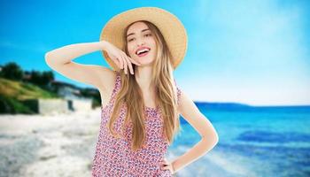 vacanze estive e concetto di vacanza - donna in piedi sulla spiaggia. foto