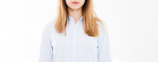 ritratto ritagliato donna d'affari moderna sorridente isolata su sfondo bianco. ragazza in camicia. copia spazio, vuoto foto