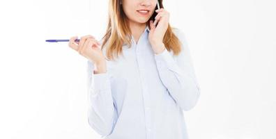 ritratto ritagliato donna d'affari sorridente moderna parlando sul telefono cellulare isolato su sfondo bianco. ragazza in camicia con il cellulare. copia spazio, vuoto foto