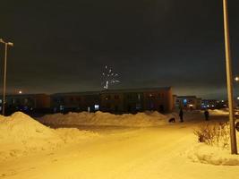 fuochi d'artificio di capodanno nel villaggio di cottage in una notte d'inverno foto