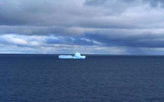 antartide campi di ghiaccio infiniti iceberg nel mare foto