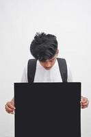 studente di college indiano che mostra la scheda su sfondo bianco. foto