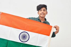 giovane indiano che celebra il giorno della repubblica indiana o il giorno dell'indipendenza foto