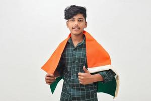 giovane indiano che celebra il giorno della repubblica indiana o il giorno dell'indipendenza foto