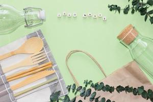 set di posate di bambù e bolltes di vetro in un sacchetto di carta artigianale. fornitura di cucina ecologica e concetto di zero rifiuti. foto